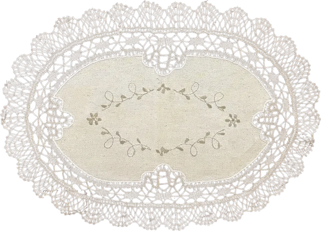 Napperon en dentelle posé sur une table, boutique Angèle de Réa à Yvoire
